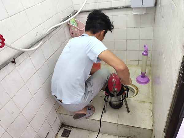 郎溪管道堵塞冒臭气 专业师傅现场解决问题